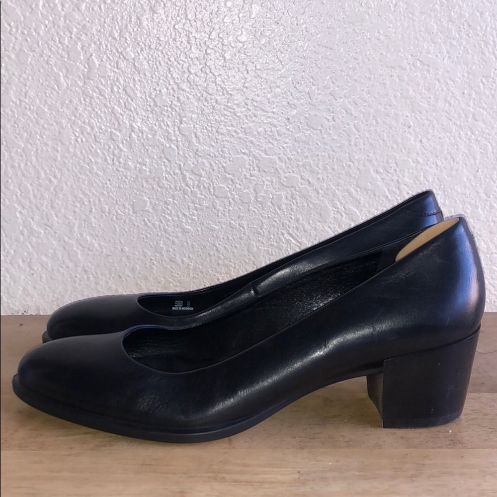 Ecco Black Leather Round Toe Block Heel Women’s 10